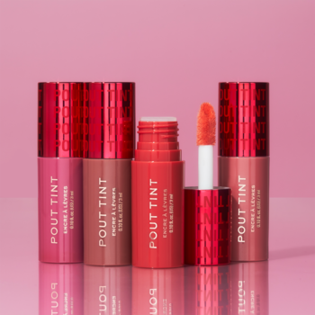 Cztery błyszczące tinty do ust Revolution Pout Tint, w tym Sizzlin Red z aplikatorem, na różowym tle.