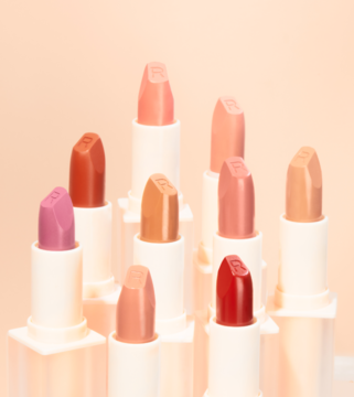 Zgrupowane pomadki Revolution Lip Allure Soft Satin, białe tubki, odcienie nude, różu, brązu i czerwieni, z przodu.