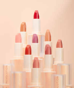 Dziewięć otwartych pomadek Revolution Lip Allure Soft Satin w odcieniach beżu, różu i czerwieni, ustawionych piramidalnie.