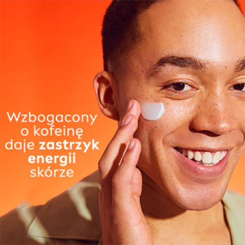 Mężczyzna nakłada krem NIVEA MEN Active Energy z kofeiną na twarz, uśmiecha się. Tło pomarańczowe, tekst o energii.