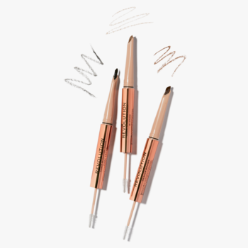 Trzy beżowo-złote kredki Fluffy Brow Filter Duo z woskiem do brwi, na białym tle z próbkami odcieni.