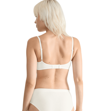 Biały biustonosz braletka Sloggi Go Casual z bawełny organicznej, widok z tyłu na plecach kobiety.