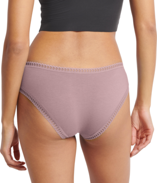 Majtki hipster Sloggi Go Crush, fioletowe, z koronkowym wykończeniem, widok z tyłu na modelce.