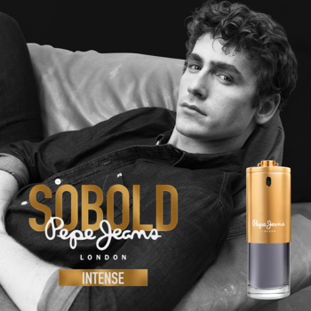 Butelka Pepe Jeans So Bold Intense: złota góra, ciemnoszary dół, obok leży mężczyzna. Duże napisy SO BOLD i INTENSE.