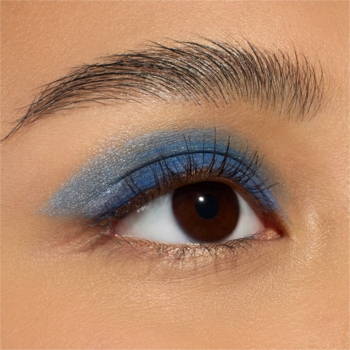 Zbliżenie na oko z niebieskim cieniem Essence Soft Touch Duo Icy Girl, o matowym i błyszczącym wykończeniu.