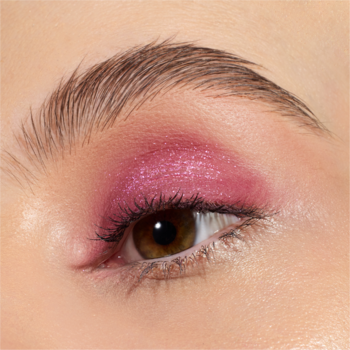 Zbliżenie na oko z różowo-fuksjowym, błyszczącym cieniem Essence Soft Touch Duo Berry Crush.