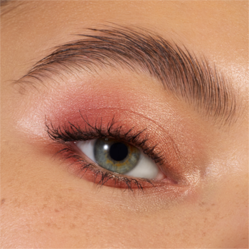 Zbliżenie na oko z makijażem. Essence Soft Touch Duo Bronze Beauty cień do powiek w ciepłych odcieniach brązu i różu.