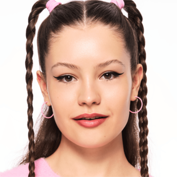 Essence 8h Matte Comfort: zbliżenie modelki z matowymi ustami w odcieniu różowym na białym tle.