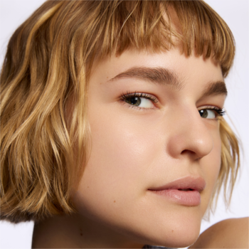 Blondynka z idealnie podkreślonymi brwiami, efekt kredki Catrice Eye Brow Stylist 060 Legally Blonde.