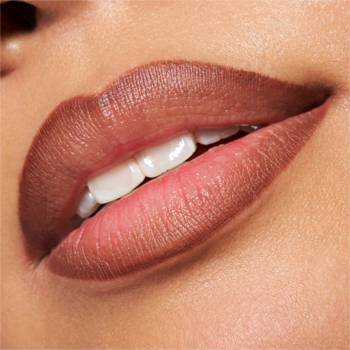 Zbliżenie na usta, podkreślone konturówką Catrice Plumping Lip Liner 170 Chocolate Lover w czekoladowym brązie, satynowy mat.