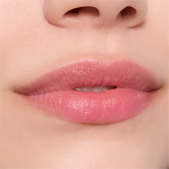 Zbliżenie na nawilżone usta z różowym odcieniem Catrice Soft Glaze Glow Lip Balm 010 Jelly Drippin'.