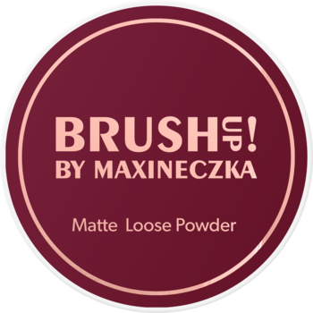 Okrągłe, burgundowe opakowanie pudru matującego Brush Up! by Maxineczka z różowym napisem, widok z przodu.
