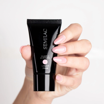 Dłoń trzyma czarną tubkę Semilac Classic AcrylGel Light Pink. Półtransparentny akrylożel do przedłużania paznokci.