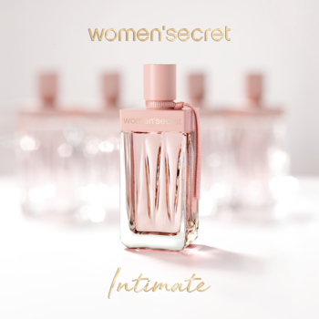 Women'secret Intimate woda perfumowana, różowa butelka z żłobieniami, widok z przodu, rozmyte tło.