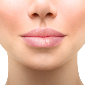 FaceBoom Shimmer Kiss: nawilżone, naturalne usta z delikatnym różowym blaskiem i połyskiem, zbliżenie.