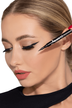 Kobieta precyzyjnie aplikuje czarny eyeliner w pisaku Pastel Profashion Black FX, zbliżenie na oko.