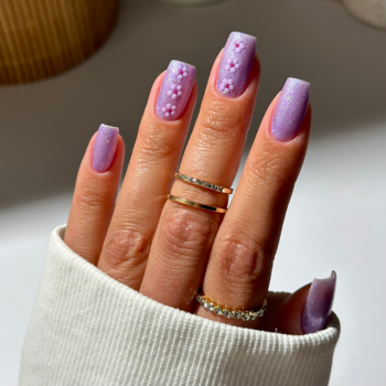 Semilac 499 Violet Vibes brokatowy fioletowy lakier hybrydowy, półtransparentny, z różowymi kwiatkami.