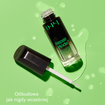 Widok z góry na otwarte serum OPI Repair Mode w czarnej butelce z zielonymi napisami, na tle kropli wody.