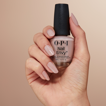 Odżywka wzmacniająca OPI Nail Envy NT228 Double Nude-y w cielistym odcieniu, trzymana w dłoni.