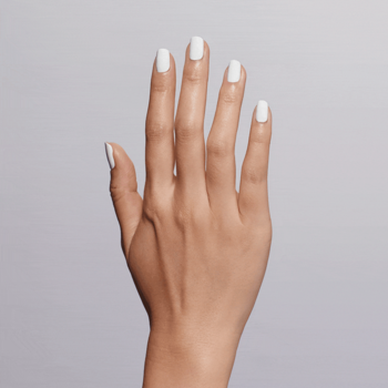 Zadbane, kobiece paznokcie w kolorze białym Alpine Snow, pomalowane odżywką OPI Nail Envy, widok dłoni.