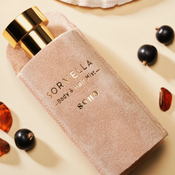 Mgiełka Sorvella Body & Hair Mist Soho w beżowej aksamitnej saszetce, złoty korek, widok z góry, obok jagody i bursztyn.