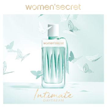 Przezroczysta butelka Women'Secret Intimate Daydream EDP z miętowym płynem, widok z przodu, otoczona motylami.