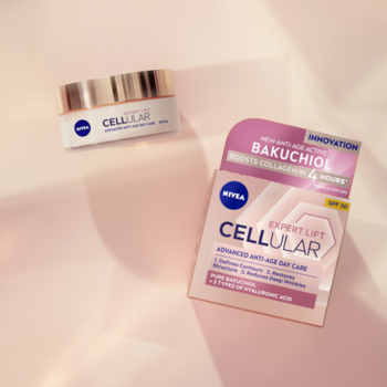 Krem NIVEA CELLULAR EXPERT LIFT Anti-Age Day Care i pudełko z Bakuchiolem SPF30, na różowym tle.
