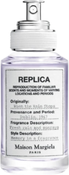 Fioletowa butelka perfum Maison Margiela Replica When the Rain Stops ze srebrnym atomizerem, widok z przodu.