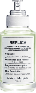 Butelka perfum Replica Matcha Meditation: zielony płyn, srebrny atomizer, biała etykieta, widok z przodu.