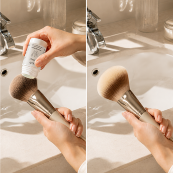 Mydło Glov Magnet Cleanser czyści pędzel do makijażu. Obrazek przed i po: brudne i czyste włosie w umywalce.
