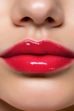 Zbliżenie na usta pokryte błyszczykiem Pheym Cherish, intensywny czerwony kolor i efekt „wet look” optycznie powiększający.