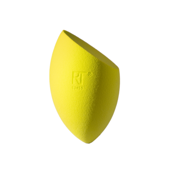 Jasnożółta gąbka do makijażu Real Techniques Miracle Complexion Sponge o ściętym kształcie, widok z przodu z logo RT.
