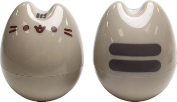 Balsam do ust Pusheen, malinowy. Widok przód i tył: beżowa kotka 3D z uszami, z tyłu brązowe paski.
