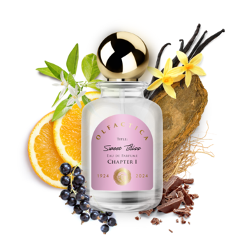 Olfactica Sweet Bliss woda perfumowana, butelka z różową etykietą, otoczona porzeczkami, wanilią, pomarańczą, czekoladą.