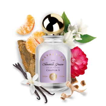 Butelka perfum Olfactica Celestial Grace z fioletową etykietą i złotym korkiem, otoczona wanilią, mandarynką i jaśminem.