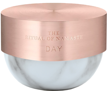 Krem Rituals Namaste Day z Bakuchiolem w marmurkowym słoiku z różowozłotym wieczkiem, widok pod kątem z przodu.