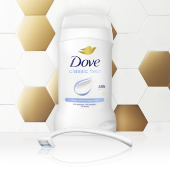 Dove Classic Fresh antyperspirant sztyft 48h, białe opakowanie na tle złotych i białych płytek z maszynką.