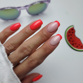 Semilac Neon Watermelon lakier hybrydowy: dłoń z paznokciami w neonowej czerwieni/pomarańczy, częściowo French, częściowo pełny.