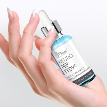 Dłoń trzyma serum naprawcze Ava NEURO PEP TYDY z neuropeptydami, błękitna butelka z pipetą. Widok pod kątem.
