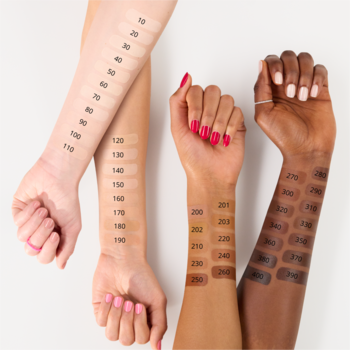 Swatche matującego podkładu Essence Foundation Stick w szerokiej gamie odcieni na czterech różnych karnacjach.