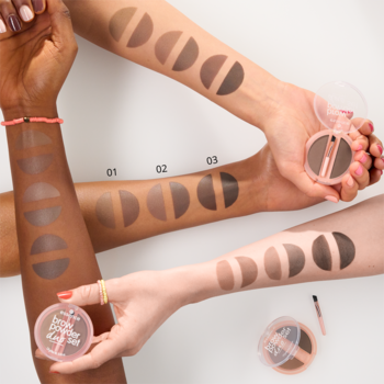 Essence Brow Powder Duo Light. Swatche brązowych pudrów do brwi na trzech odcieniach skóry. Widoczne otwarte kompakty.