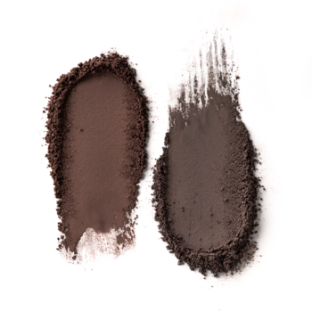 Essence Brow Powder Duo: dwa swatche ciemnego pudru do brwi, jasnobrązowy i ciemnobrązowy, na białym tle.
