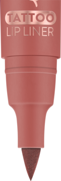Zbliżenie na płynną konturówkę Essence Tattoo Lip Liner w odcieniu Must Have Brown, różany korpus i brązowy aplikator.