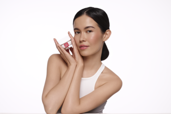 Krem nawilżająco-regenerujący Hada Labo Hyalu Renew w białym słoiku z różową etykietą, prezentowany przez kobietę.