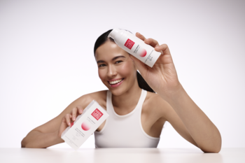 Uśmiechnięta kobieta prezentuje dwa opakowania kremu Hada Labo Hyalu Renew SPF 50 z kwasem hialuronowym na białym tle.