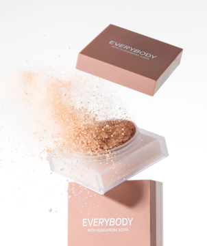 Sypki puder wygładzający Everybody London x Aleksandra Sosfa w otwartym opakowaniu z różową pokrywką na białym tle.
