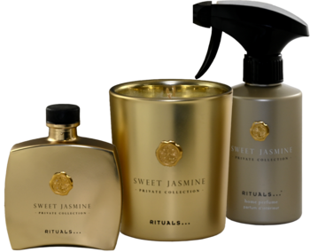 Złoty zestaw Rituals Sweet Jasmine: mini patyczki, świeca zapachowa i spray do wnętrz. Widok z przodu na czarnym tle.