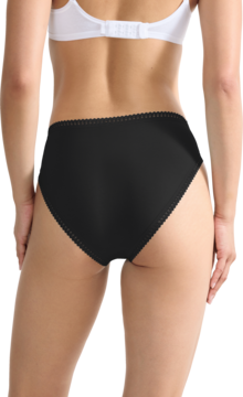 Czarne figi Sloggi Go Crush High Leg, wysoki stan, koronkowe wykończenie. Widok z tyłu na modelce.