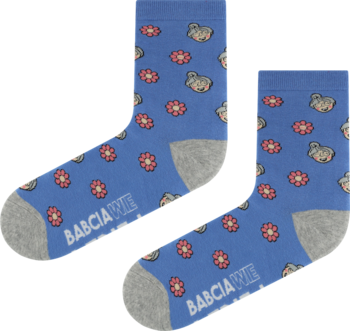Para niebieskich skarpet z szarymi końcówkami, wzór w różowe kwiatki i białe owce, z logo BABCIAM.