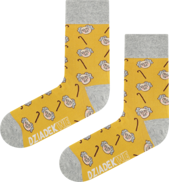 Dwupak żółtych skarpet w szare małpki i brązowe laski cukrowe, z napisem Dziadek, ułożone pod kątem.